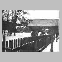 073-0072 Der Hof des Pfarrhauses mit den Holzvorraeten fuer den strengen und langen ostpreussischen Winter.jpg